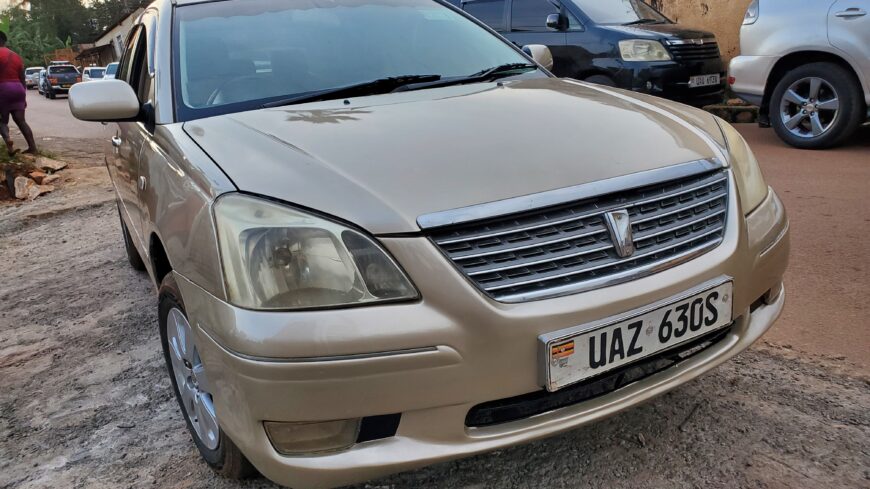Toyota premio 2004