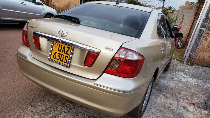 Toyota premio 2004