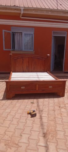 Bed 5*6 in mugavu wood.