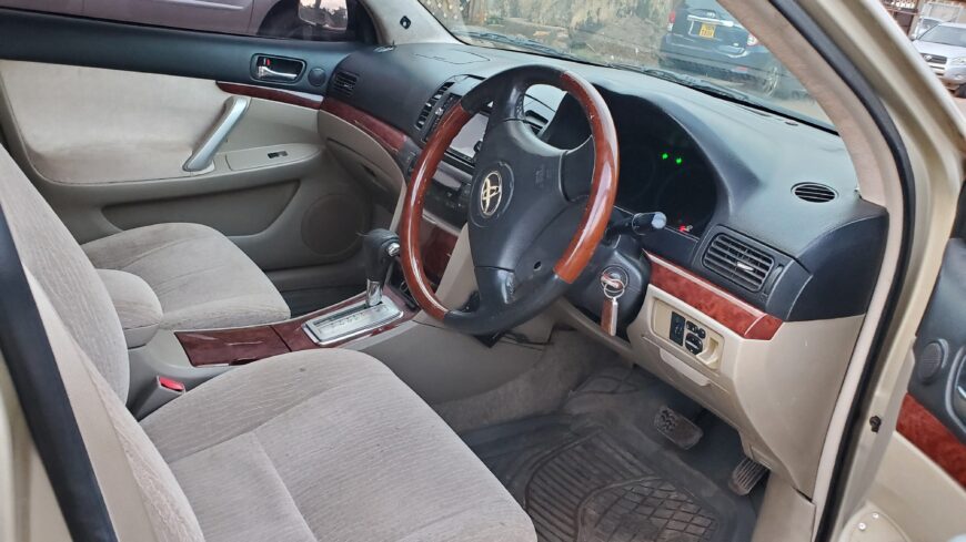 Toyota premio 2004