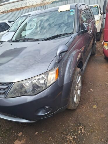 MIT OUTLANDER MODEL 2009 COLOR GRAY ENGINE CC 2350cc ARRIVAL PASSENGER 7 SEATER FOUR WHEEL DRIVE DEMAND 43m