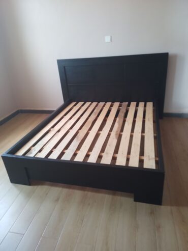 Queen size bed in black